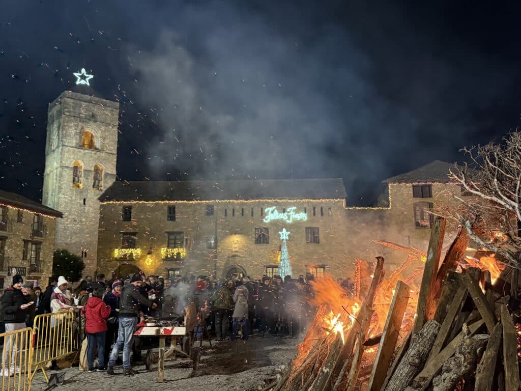 Villa de Ainsa - Sobrarbe Pirineo El ambiente festivo y las agradables temperaturas hacen brillar una nueva edición del Punchacubas de Aínsa 13 Villa de Ainsa - Sobrarbe Pirineo Parrilla para preparar carne durante la degustacion de los vinos