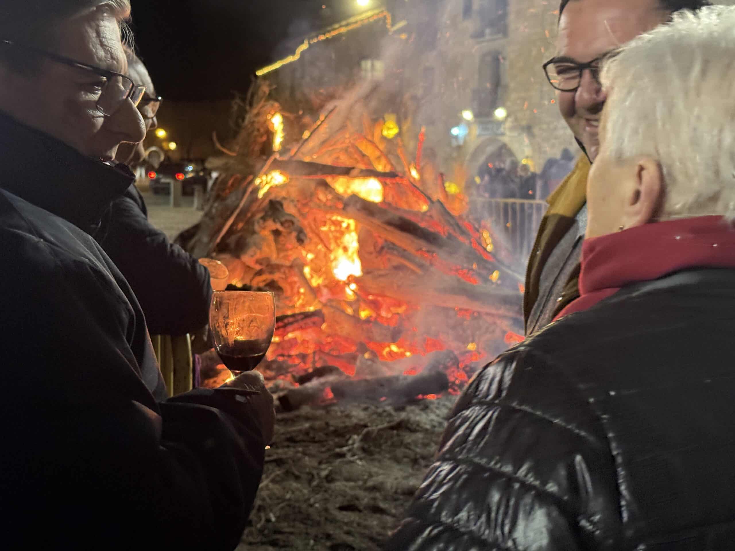 Villa de Ainsa - Sobrarbe Pirineo El ambiente festivo y las agradables temperaturas hacen brillar una nueva edición del Punchacubas de Aínsa 4 Villa de Ainsa - Sobrarbe Pirineo Publico probando los vinos scaled