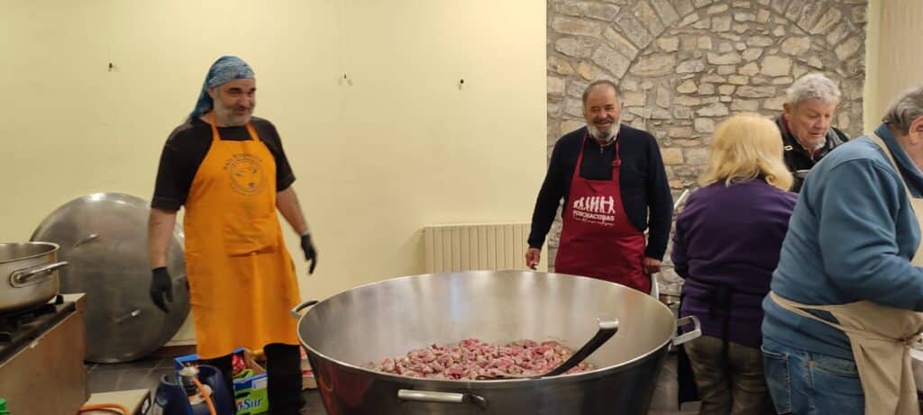 Villa de Ainsa - Sobrarbe Pirineo El ambiente festivo y las agradables temperaturas hacen brillar una nueva edición del Punchacubas de Aínsa 18 Villa de Ainsa - Sobrarbe Pirineo Voluntarios 3