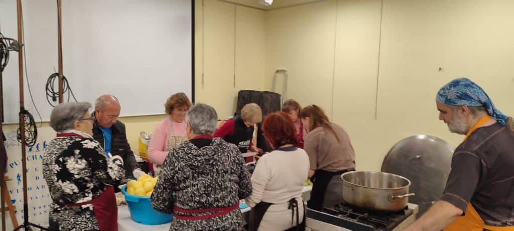Villa de Ainsa - Sobrarbe Pirineo El ambiente festivo y las agradables temperaturas hacen brillar una nueva edición del Punchacubas de Aínsa 7 Villa de Ainsa - Sobrarbe Pirineo Voluntarios preparando la cena