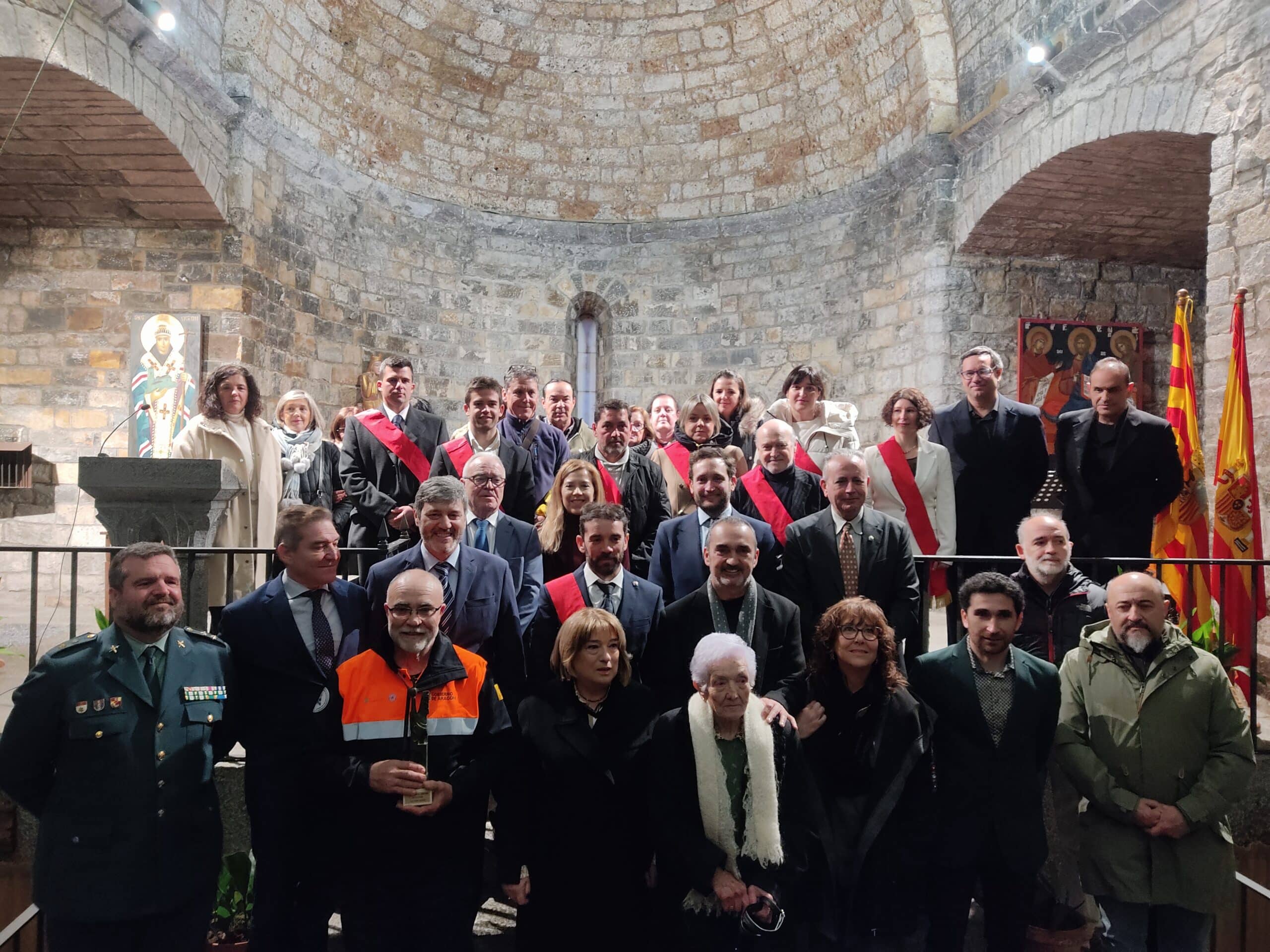 Villa de Ainsa - Sobrarbe Pirineo Aínsa celebra el invierno con las hogueras en honor a los Santos Barbudos y el anuncio de los premios Cruz de Sobrarbe 2026 4 Villa de Ainsa - Sobrarbe Pirineo Foto de familia Premios Cruz de Sobrarbe 2025 1 scaled