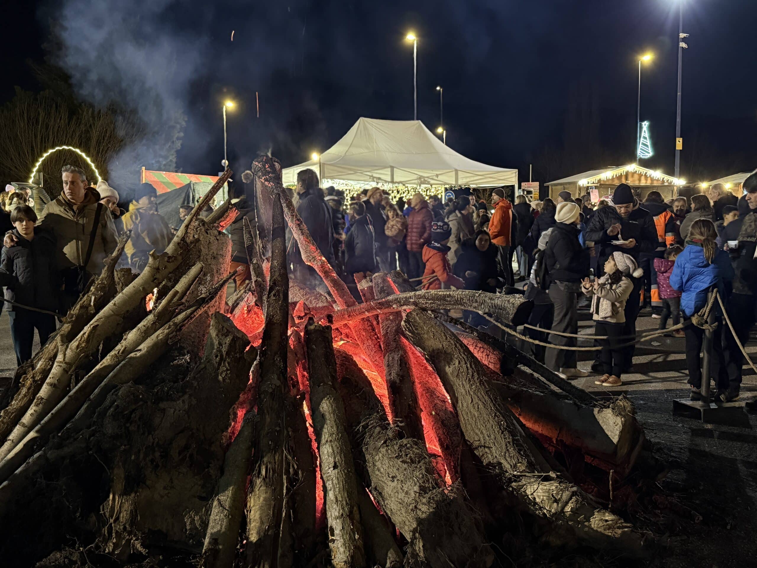 Villa de Ainsa - Sobrarbe Pirineo Aínsa cierra el año con un total de 83.373 solicitudes de información en las oficinas de turismo 1 Villa de Ainsa - Sobrarbe Pirineo Hoguera del mercadillo estos dias en Ainsa scaled