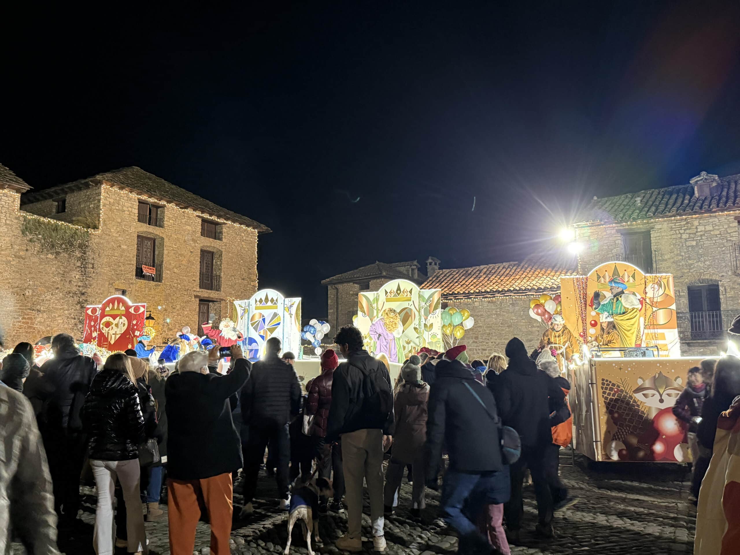 Villa de Ainsa - Sobrarbe Pirineo Los Reyes Magos despiden en Aínsa una Navidad de sobresaliente 2 Villa de Ainsa - Sobrarbe Pirineo Llegada de los Reyes a la Plaza Mayor scaled