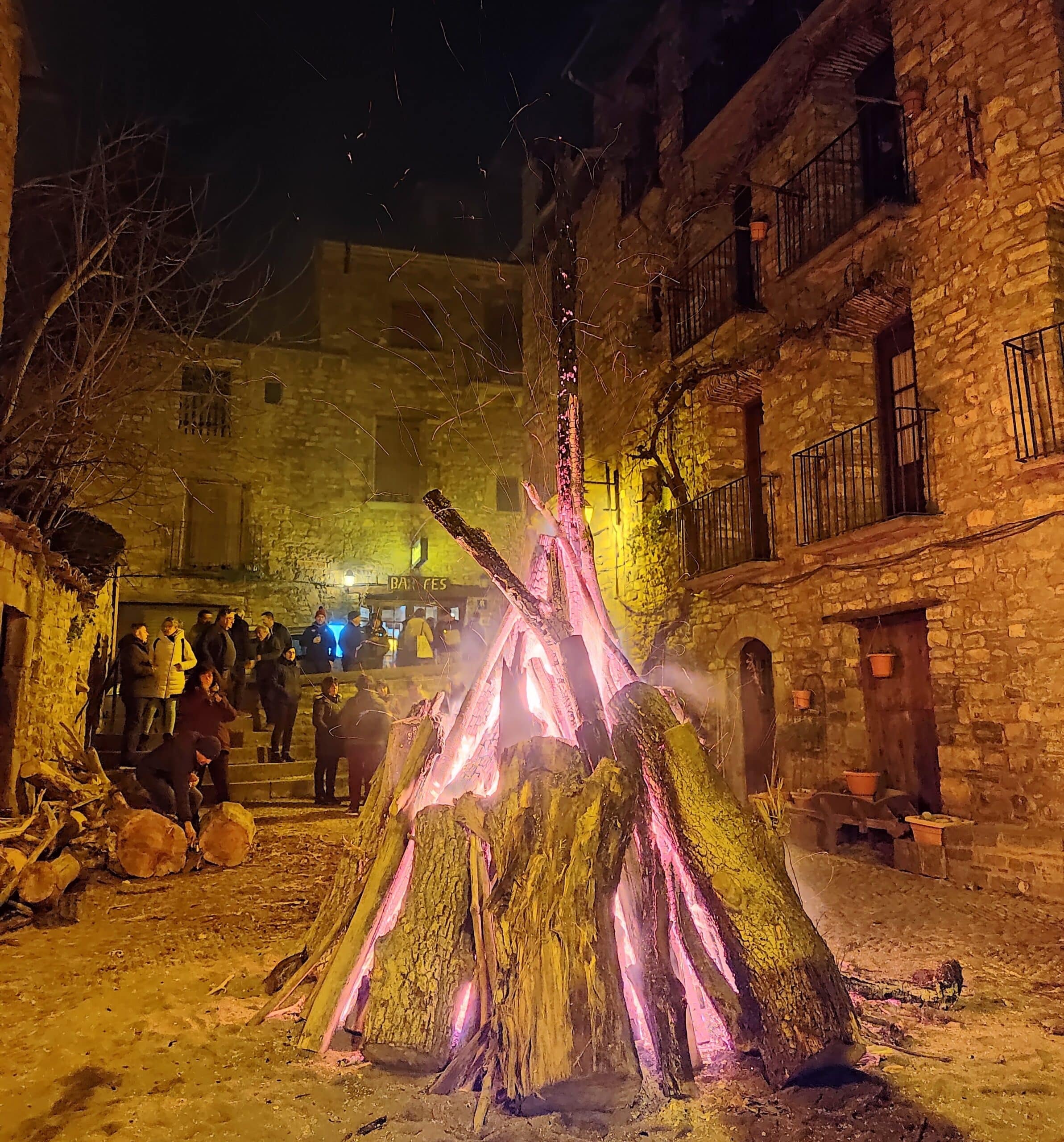 Villa de Ainsa - Sobrarbe Pirineo Aínsa celebra el invierno con las hogueras en honor a los Santos Barbudos y el anuncio de los premios Cruz de Sobrarbe 2026 1 Villa de Ainsa - Sobrarbe Pirineo Una de las hogueras de la villa medieval en 2025 scaled