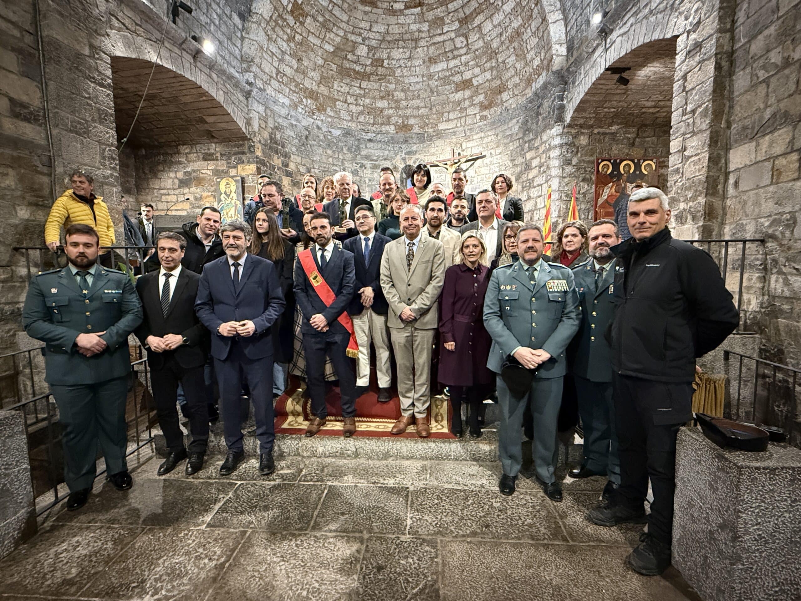 Villa de Ainsa - Sobrarbe Pirineo Los XII premios Cruz de Sobrarbe ensalzan el trabajo municipal con el secretario Pedro Larramona y la FCQ como homenajeados 1 Villa de Ainsa - Sobrarbe Pirineo Foto de familia Premios Cruz de Sobrarbe scaled