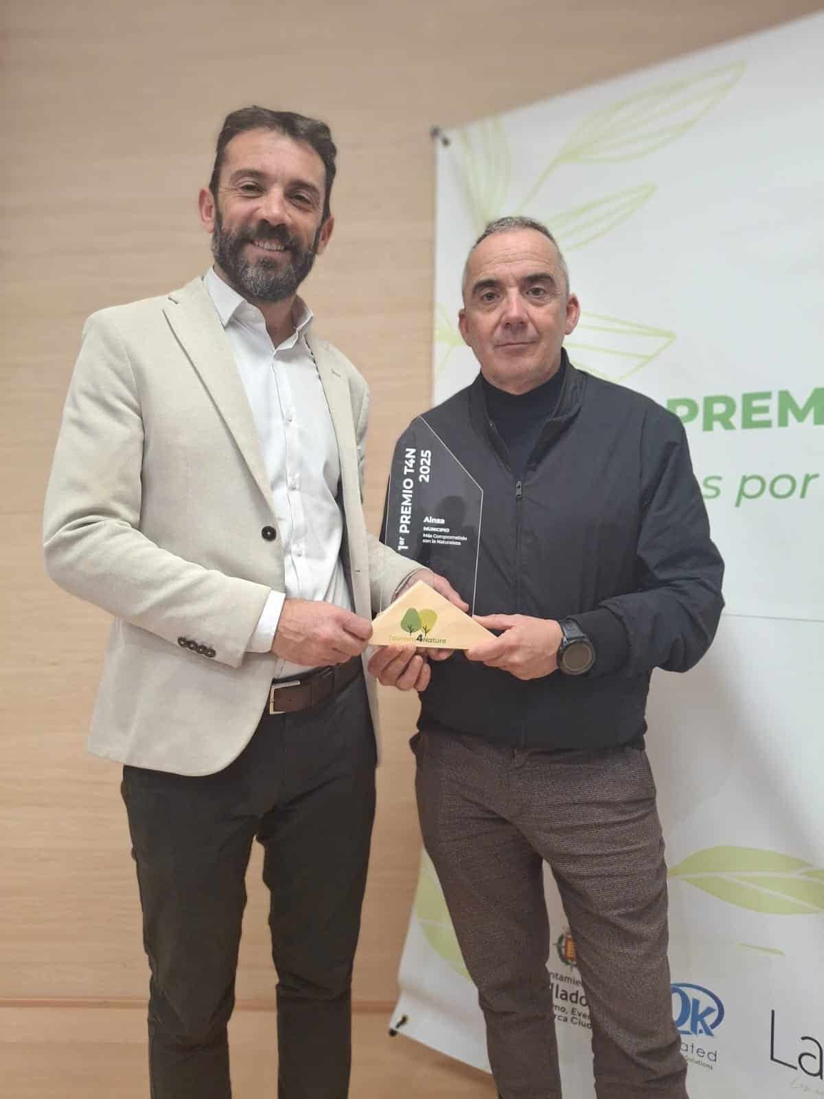 Villa de Ainsa - Sobrarbe Pirineo Enrique Pueyo y Juan Antonio Gil sostienen el premio 1
