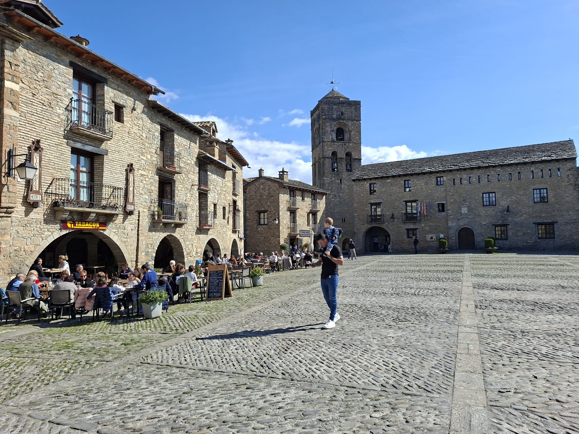 Villa de Ainsa - Sobrarbe Pirineo Los carnavales de Sobrarbe atraen a más de 1.500 personas a las oficinas de turismo de Aínsa 2 Villa de Ainsa - Sobrarbe Pirineo Plaza de Ainsa 1