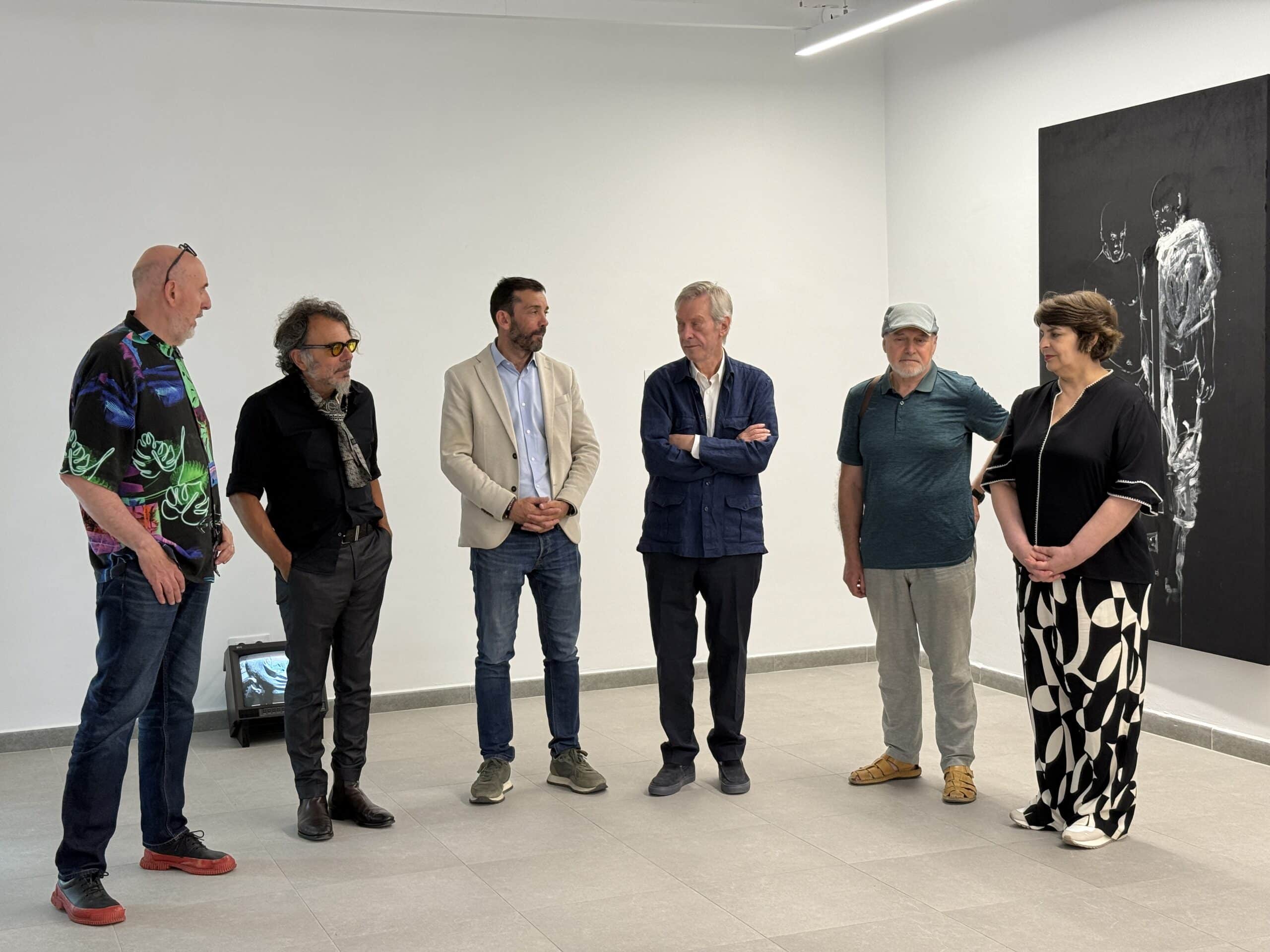 Villa de Ainsa - Sobrarbe Pirineo El Centro de Arte Contemporáneo de Aínsa inaugura este jueves la exposición 'El rostro deshabitado' de Bernardí Roig 1 Villa de Ainsa - Sobrarbe Pirineo de izq a derecha Castro Roig Pueyo Marcos el concejal de cultura Agustin Munoz y Lia Caraballo trabajadora del centro de arte scaled