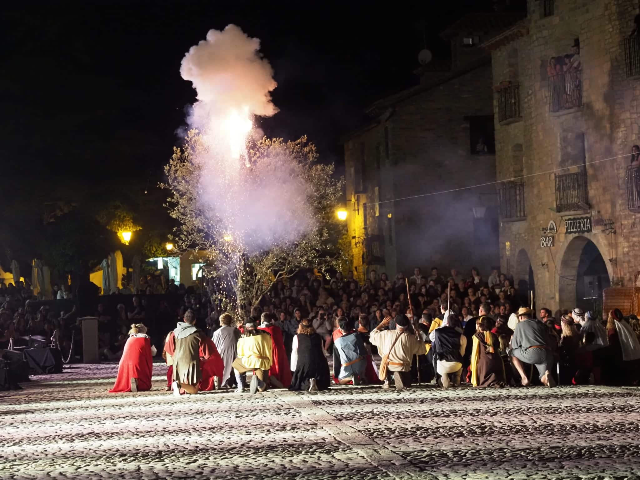 Villa de Ainsa - Sobrarbe Pirineo Tradición e identidad brillan en una Morisma marcada por el relevo generacional y la emoción en la Plaza Mayor de Aínsa 1 Villa de Ainsa - Sobrarbe Pirineo Cristianos rezando en el momento del encendido de la cruz. Foto Paco Parra
