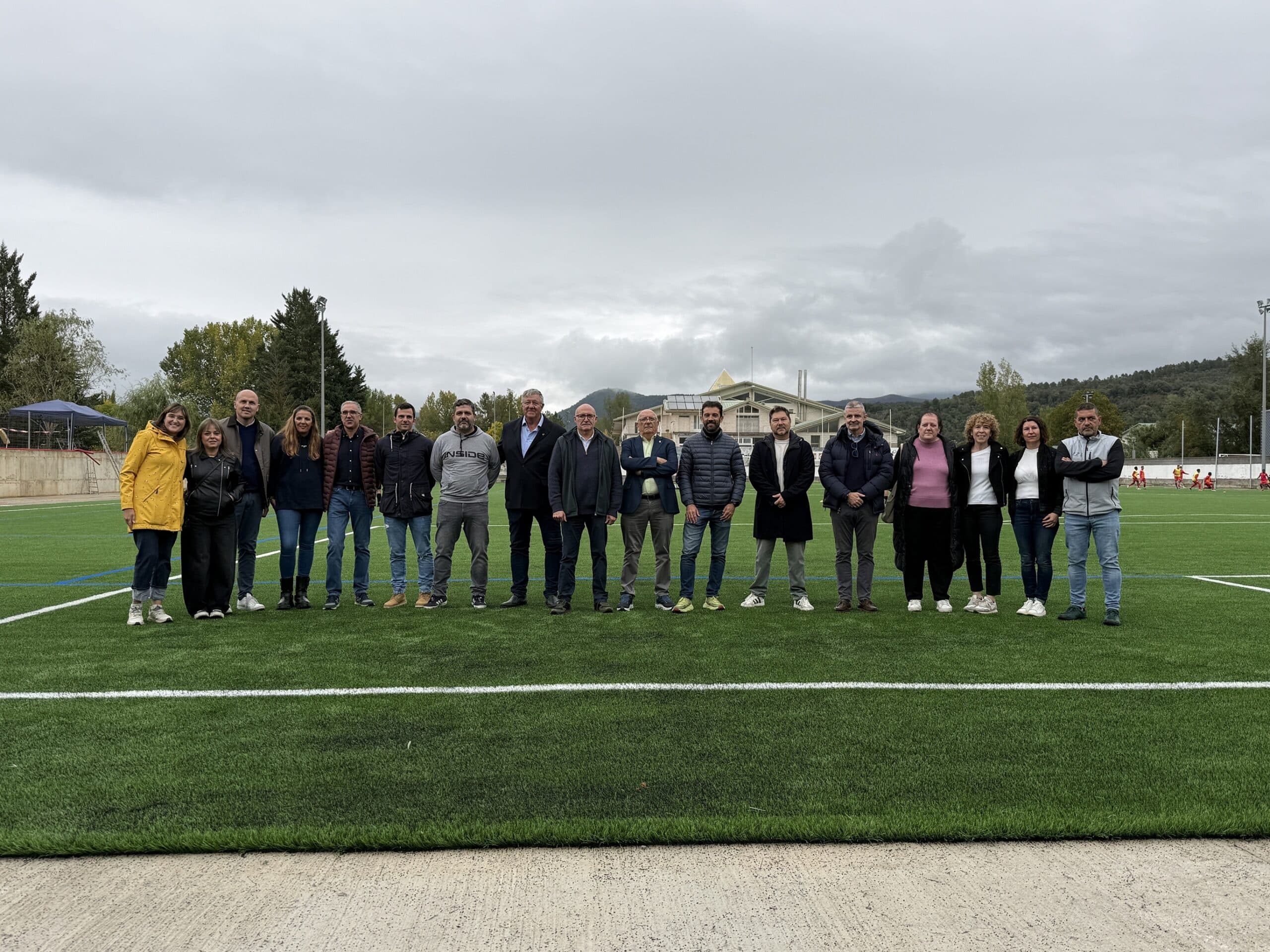 Villa de Ainsa - Sobrarbe Pirineo Alcaldes concejales miembros del club Deportivo Sobrarbe directivos de la federacion y constructores en la foto de familia inaugural scaled