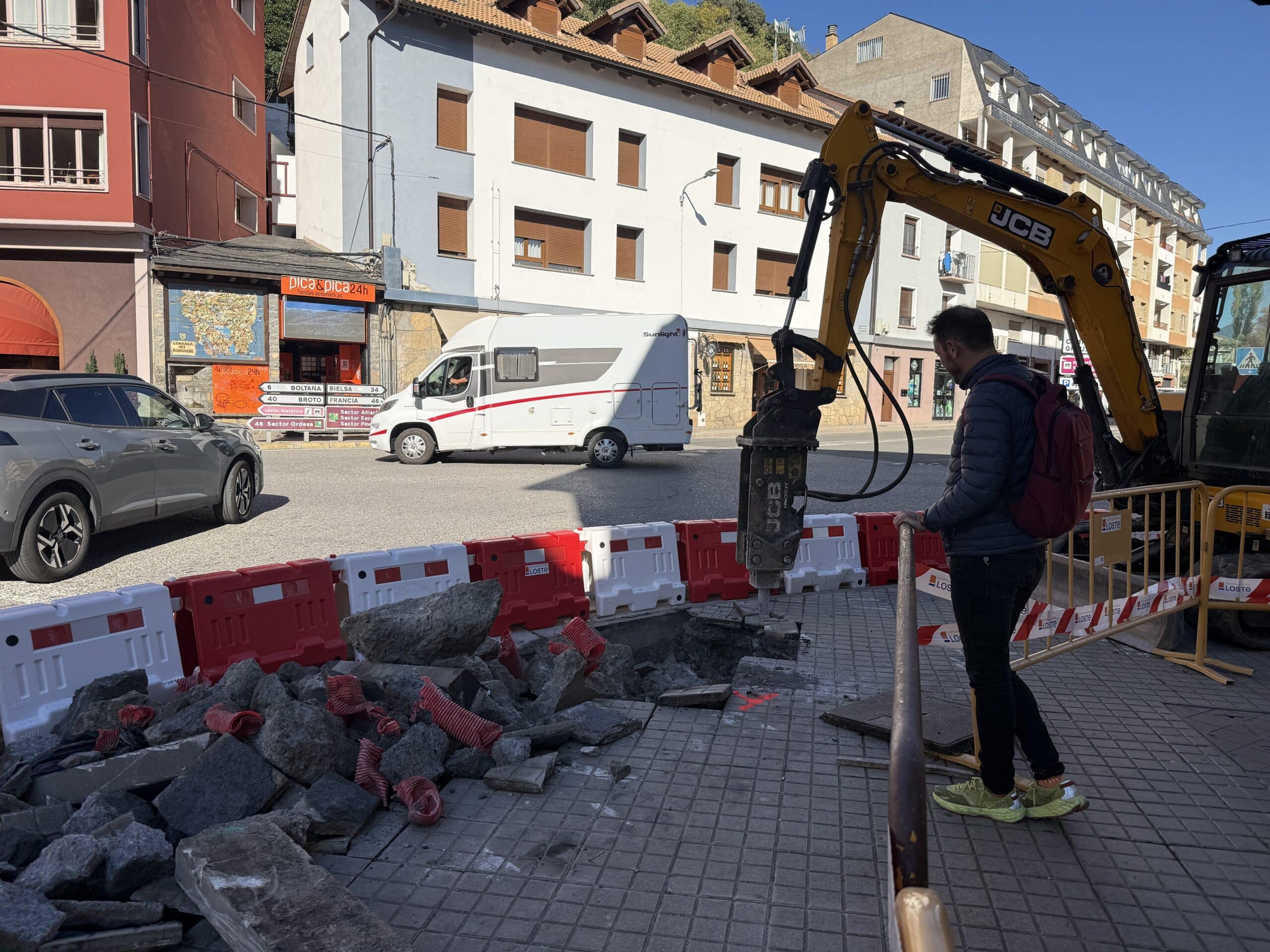 Villa de Ainsa - Sobrarbe Pirineo Aínsa inicia las obras de la nueva rotonda para mejorar la fluidez del tráfico en el cruce de carreteras 2 Villa de Ainsa - Sobrarbe Pirineo El alcalde observando los comienzos de la obra esta semana scaled