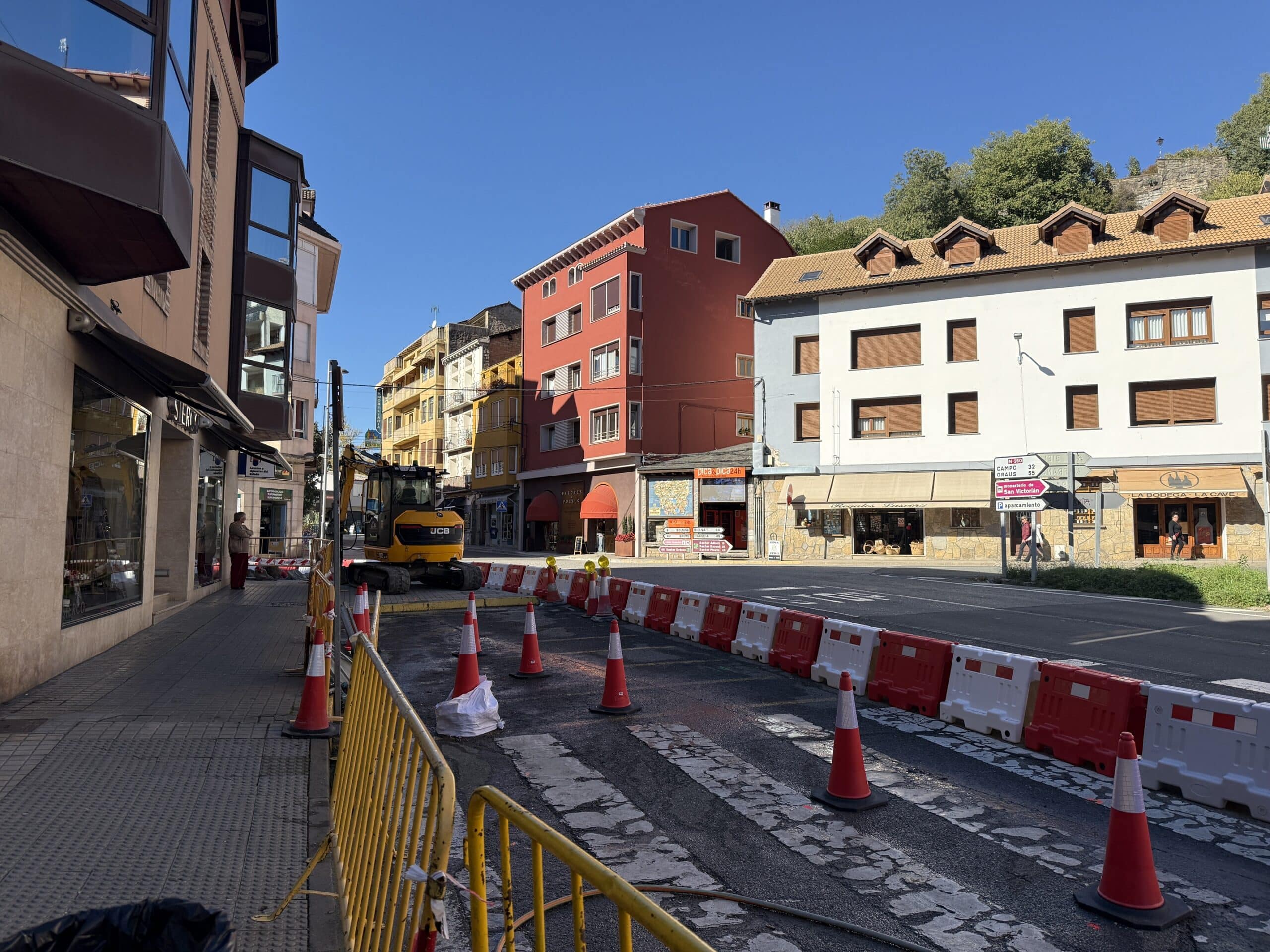 Villa de Ainsa - Sobrarbe Pirineo Aínsa inicia las obras de la nueva rotonda para mejorar la fluidez del tráfico en el cruce de carreteras 1 Villa de Ainsa - Sobrarbe Pirineo Panoramica del cruce donde se construira una rotonda scaled