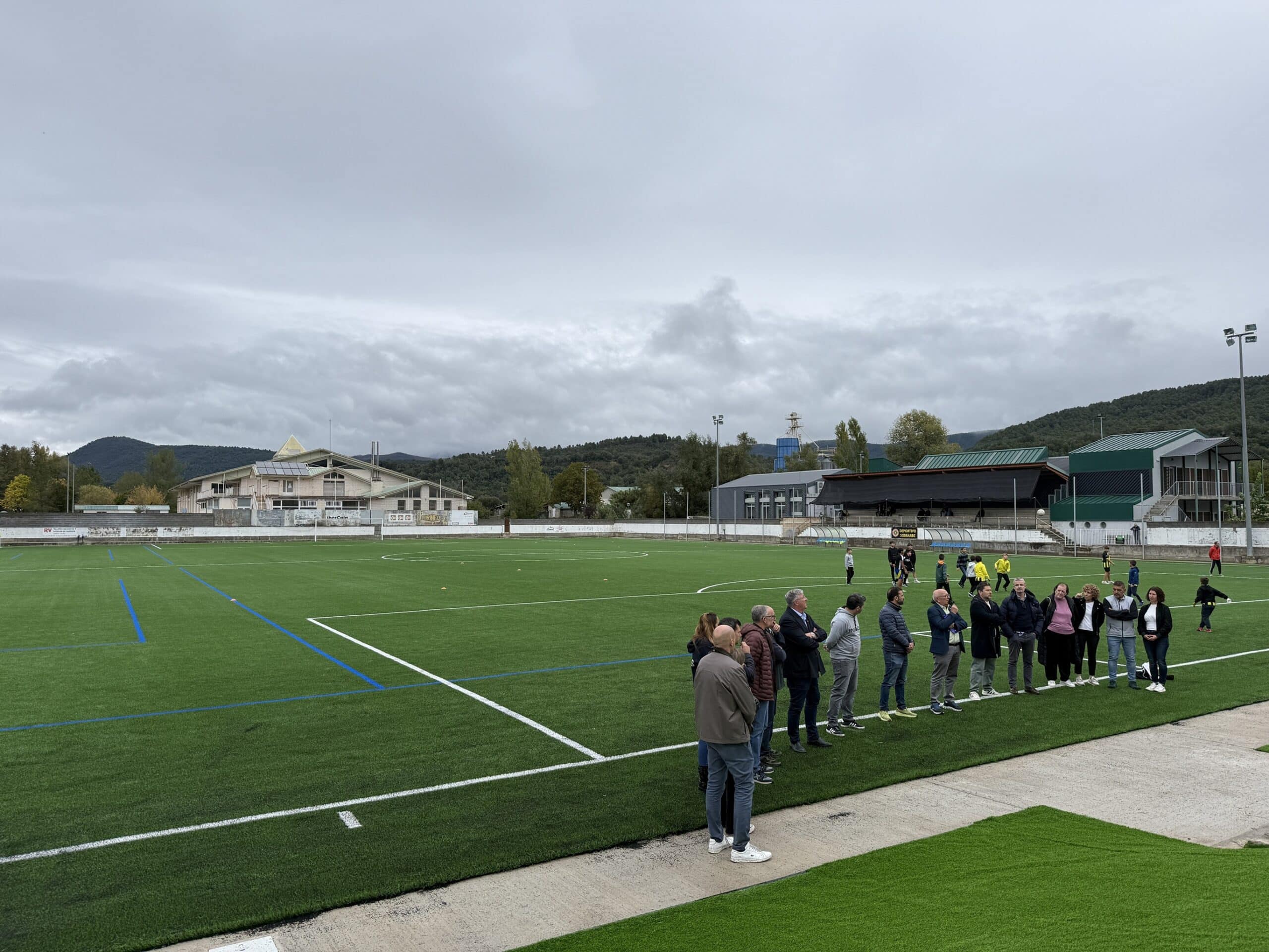 Villa de Ainsa - Sobrarbe Pirineo Aínsa estrena su campo de fútbol de césped artificial tras una inversión municipal de 622.000 euros y 45 años de historia 4 Villa de Ainsa - Sobrarbe Pirineo Vista del campo completo scaled
